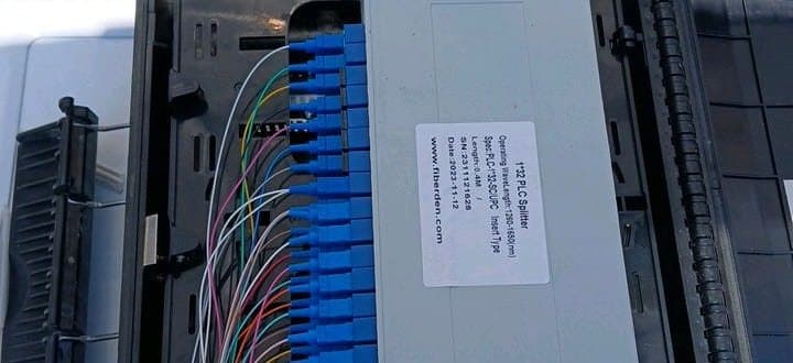 Sokak tipi fiber dağıtım kutusunda splitter ve abone fiber bağlantıları